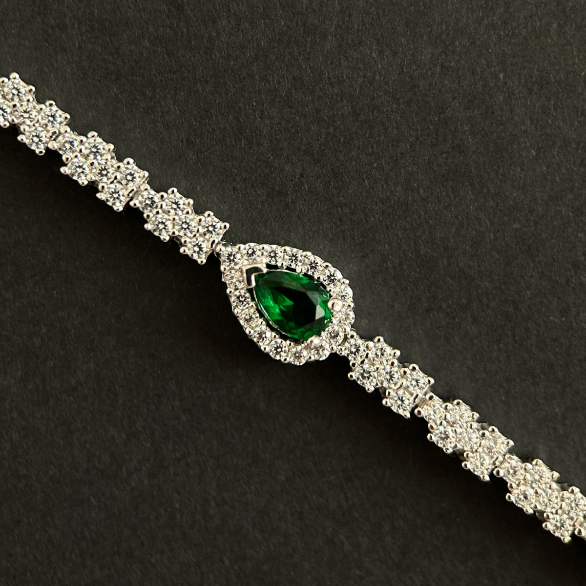 Pırlanta Model Zirkon Damla Kesim Zümrüt Taşlı Set - Image 8