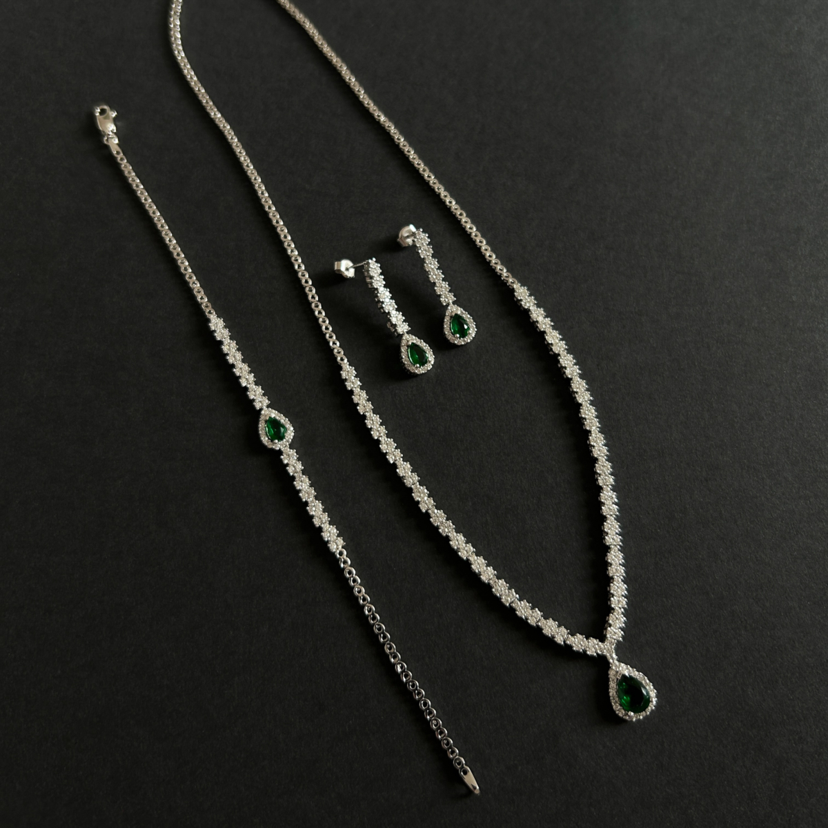 Pırlanta Model Zirkon Damla Kesim Zümrüt Taşlı Set - Image 1