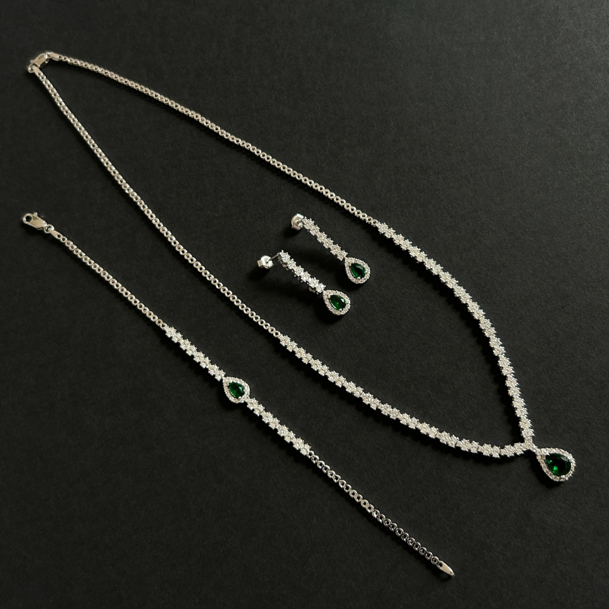 Pırlanta Model Zirkon Damla Kesim Zümrüt Taşlı Set - Image 2
