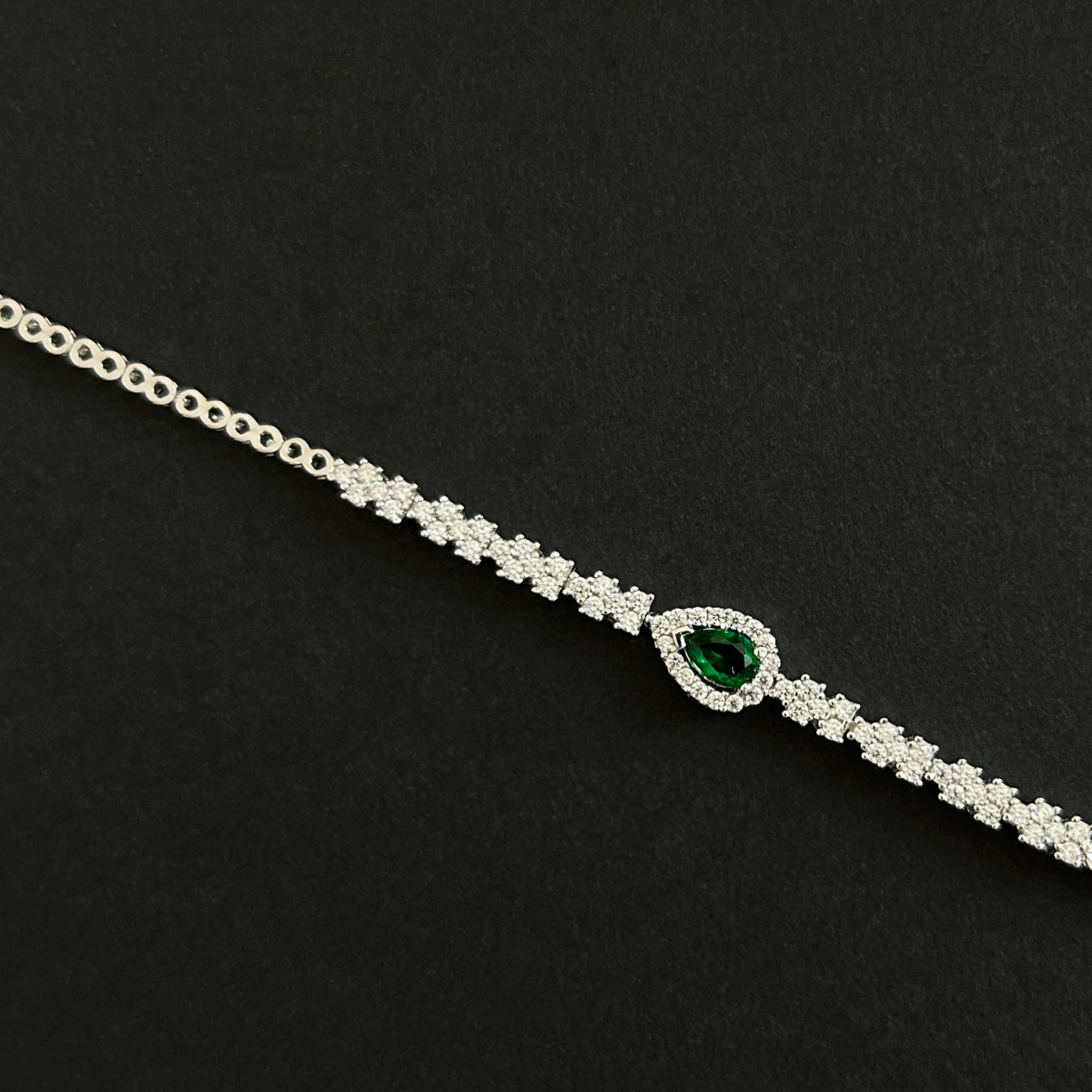 Pırlanta Model Zirkon Damla Kesim Zümrüt Taşlı Set - Image 9
