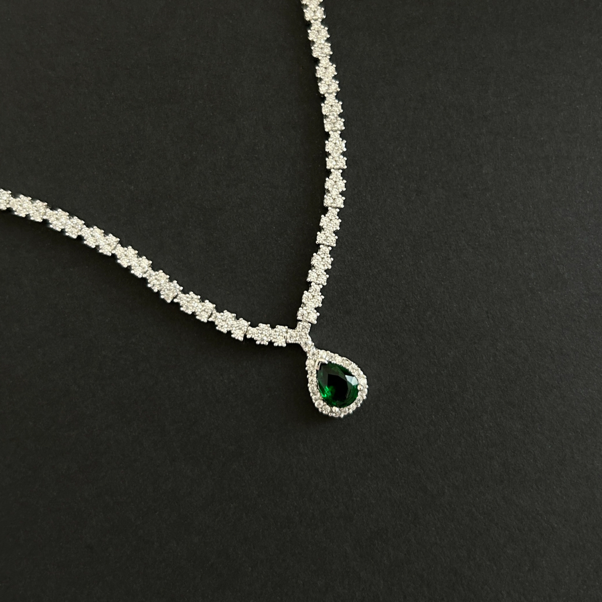 Pırlanta Model Zirkon Damla Kesim Zümrüt Taşlı Set - Image 3