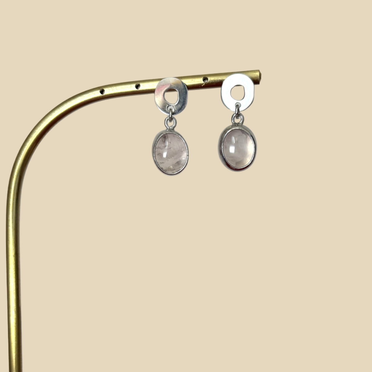 925-ayar-gumus-rodyum-kaplama-dogal-tas-pembe-kuvars-kupe-siokpe032825-02 Oval Pembe Kuvars Küpe - Görsel 1