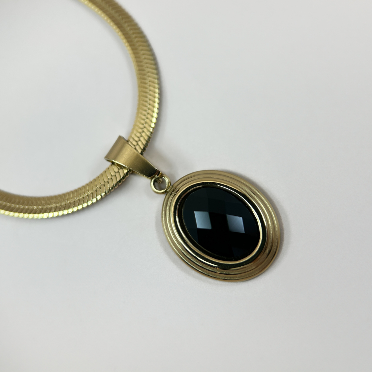 Çelik Gold Renk Balık Sırtı Yassı İtalyan Zincir Siyah Taşlı Madalyon Kolye - Image 1
