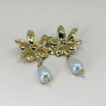 Çelik Gold Renk Çiçek Detaylı Damla İncili Küpe