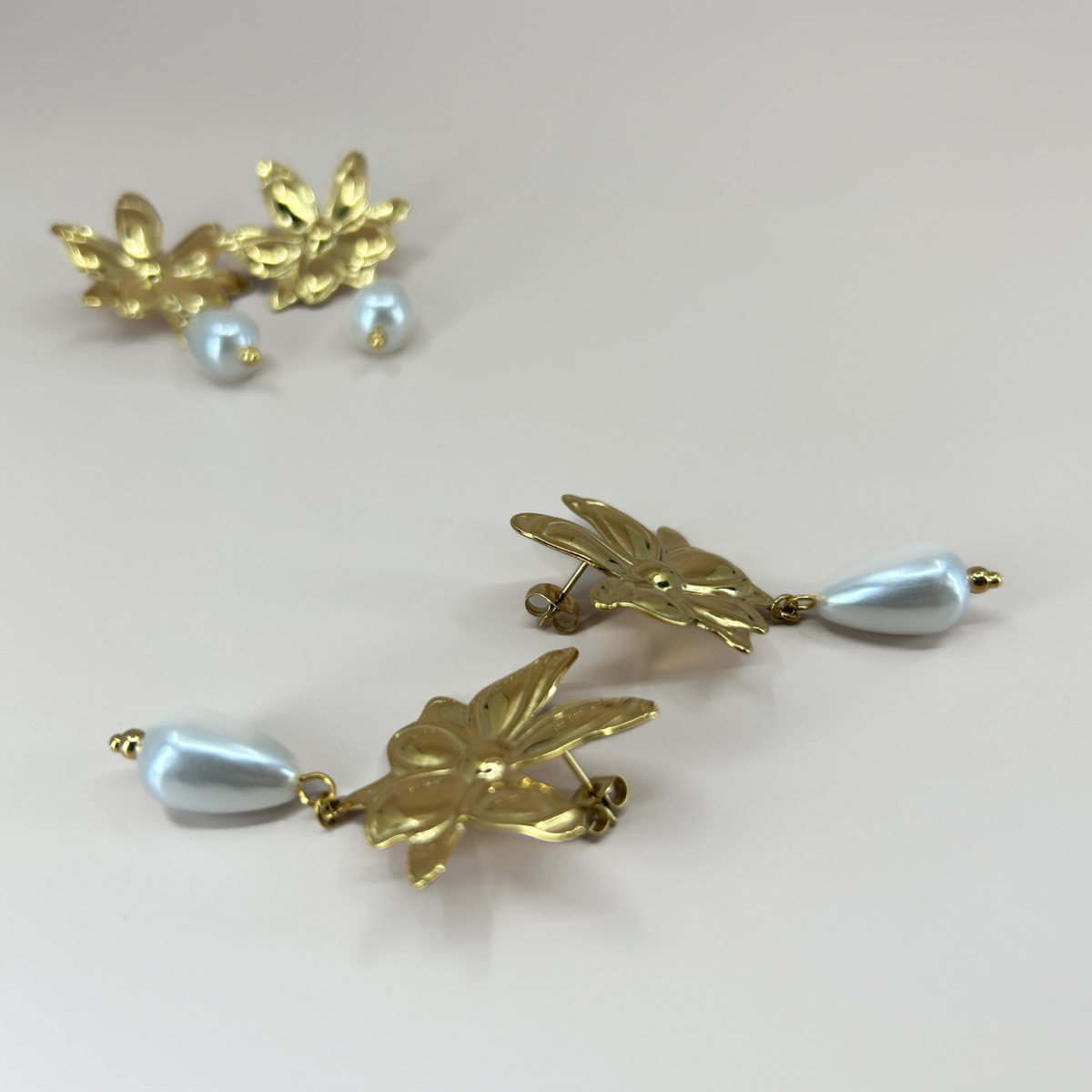 Çelik Gold Renk Çiçek Detaylı Damla İncili Küpe - Image 4