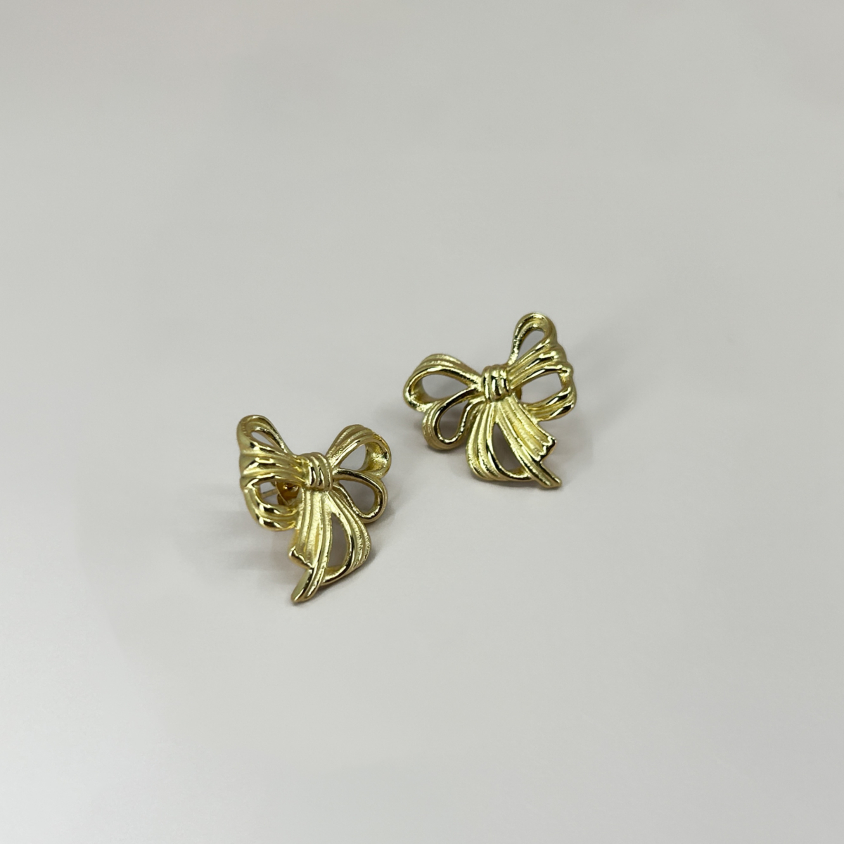 Çelik Gold Renk Fiyonk Küpe - Image 4