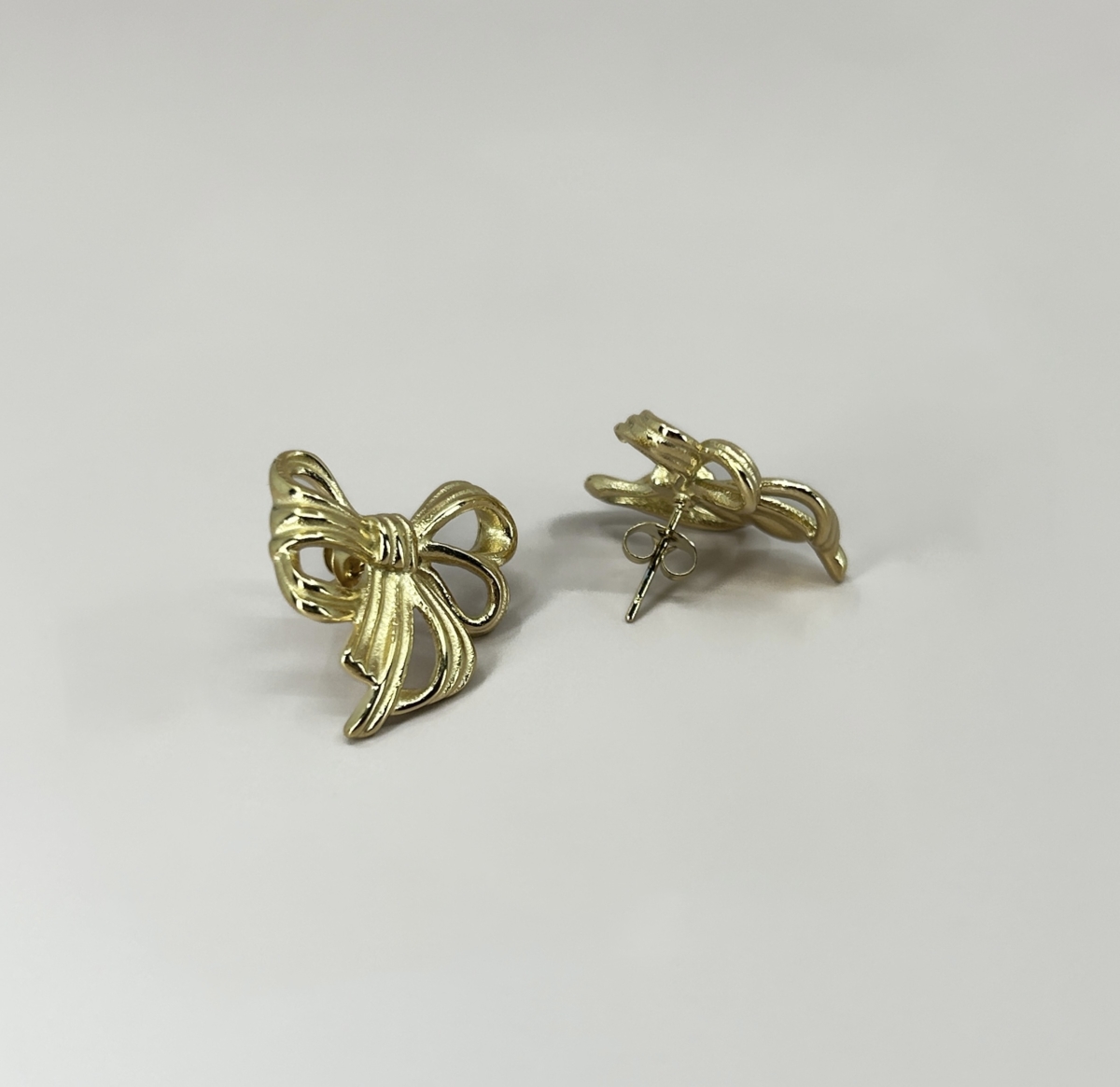 Çelik Gold Renk Fiyonk Küpe - Image 5