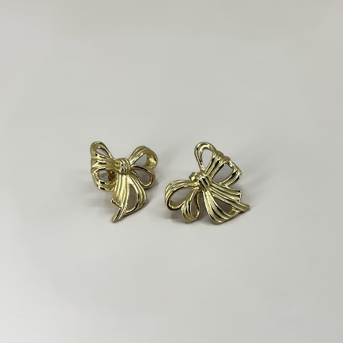 Çelik Gold Renk Fiyonk Küpe - Image 6