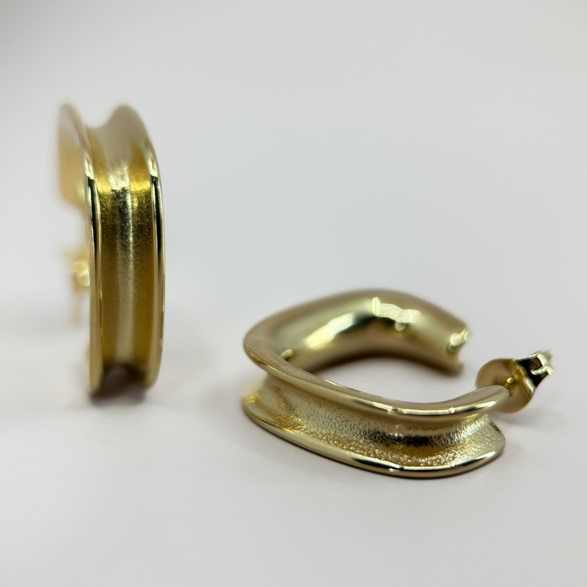 Çelik Gold Renk İki Katmanlı Ortası Parlak Yarım Kare Küpe - Görsel 1