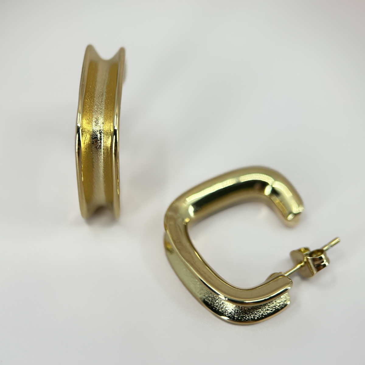 Çelik Gold Renk İki Katmanlı Ortası Parlak Yarım Kare Küpe - Görsel 2