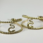 Çelik Gold Renk Yılan Detaylı Yarım Halka Küpe