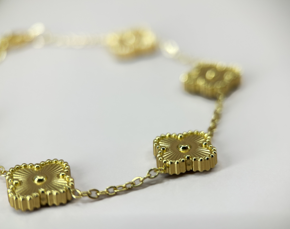 Çelik Gold Renk Yonca Model Bileklik - Görsel 1