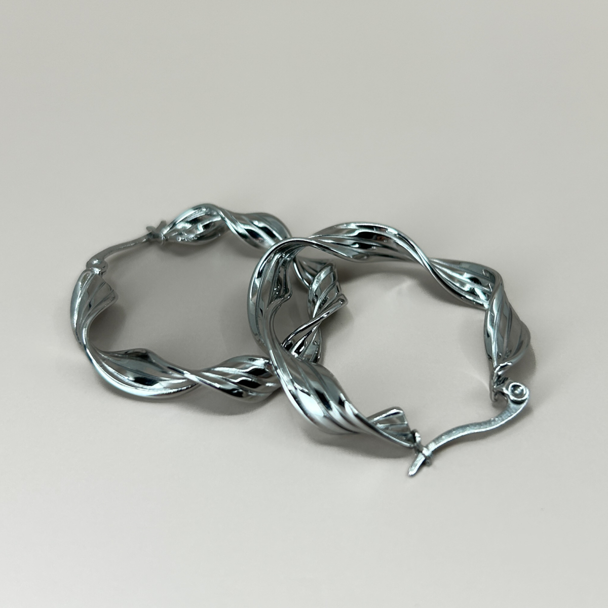 Çelik Silver Renk Burgu Halka Küpe - Image 3