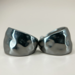 Çelik Silver Renk Çekiç Dokulu ve Bombeli Yarım Halka Küpe