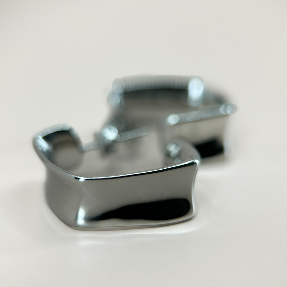 Çelik Silver Renk Kare Kıvrımlı Form Küpe - Image 1