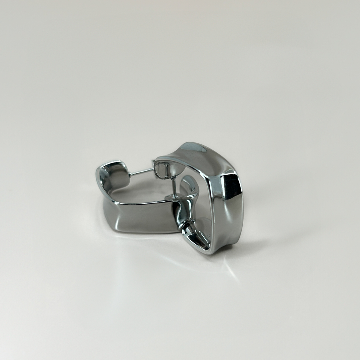 Çelik Silver Renk Kare Kıvrımlı Form Küpe - Image 3
