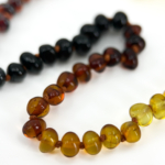 Gökkuşağı Kehribar Bebek Diş Çıkarma Kolyesi