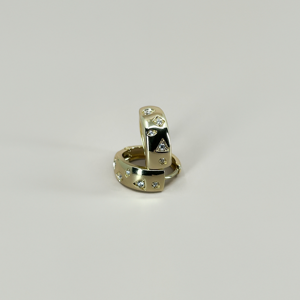 Xuping Gold Renk Geometrik Üçgen ve Yuvarlak Taş Detaylı Küpe - Image 4