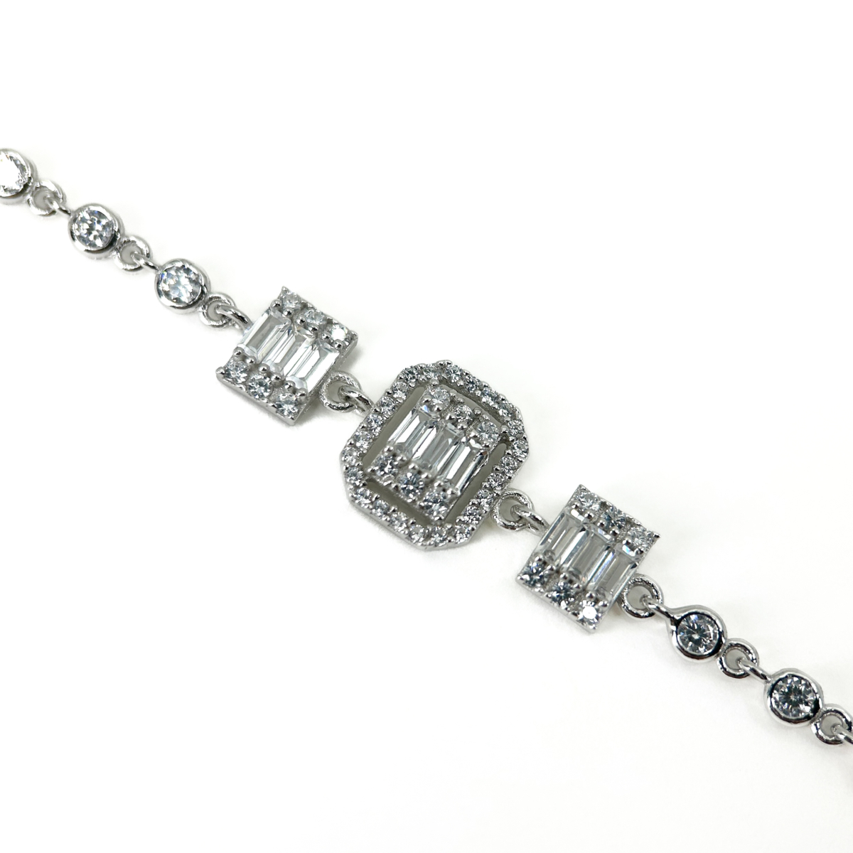 Üç Sıra Baget Yuvarlak Taşlı Zincir Bileklik