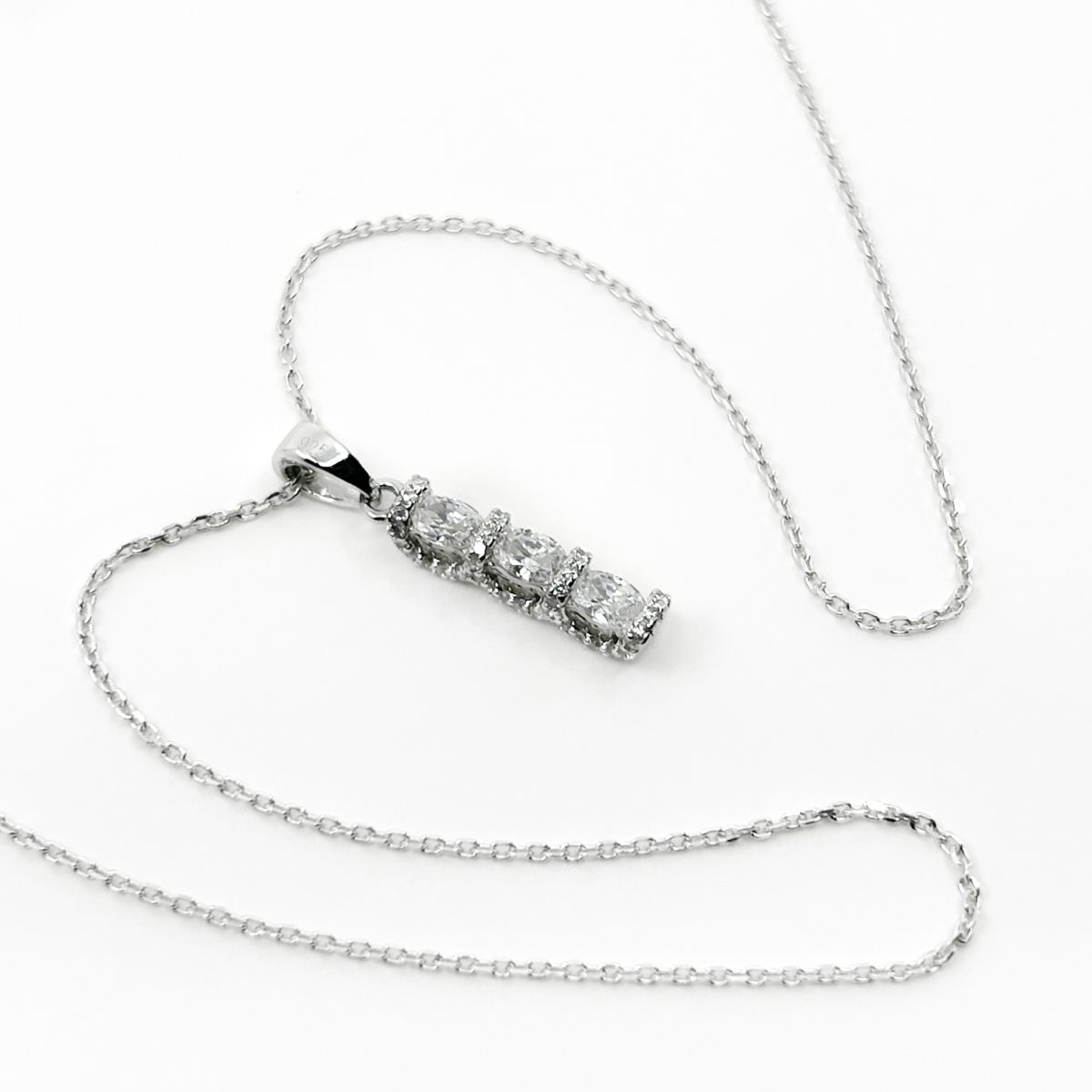 Zirkon Sıralı Üçtaş Kolye