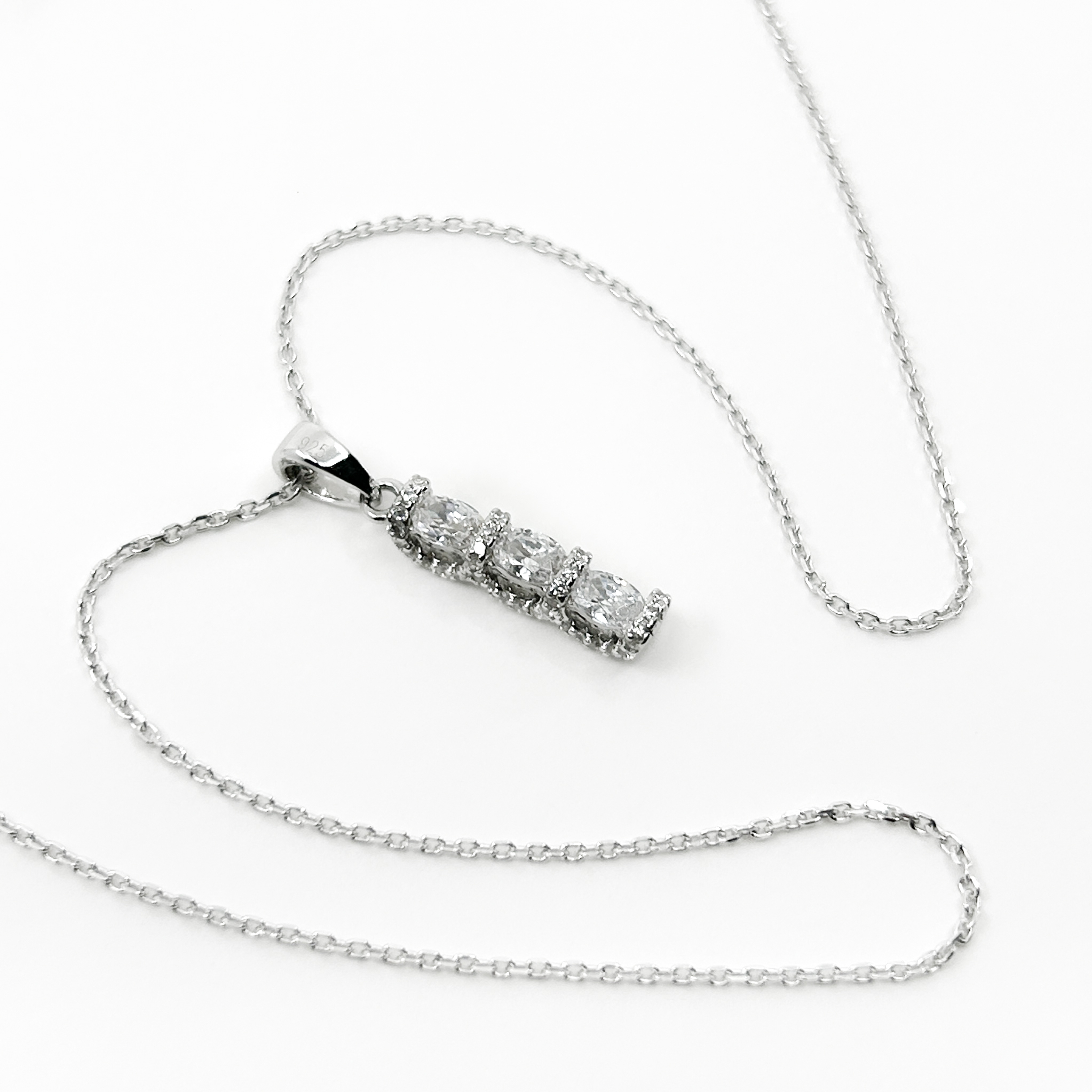 925-ayar-gumus-zirkon-sirali-uctas-kolye-agkly31190725-03 Zirkon Sıralı Üçtaş Kolye - Görsel 1