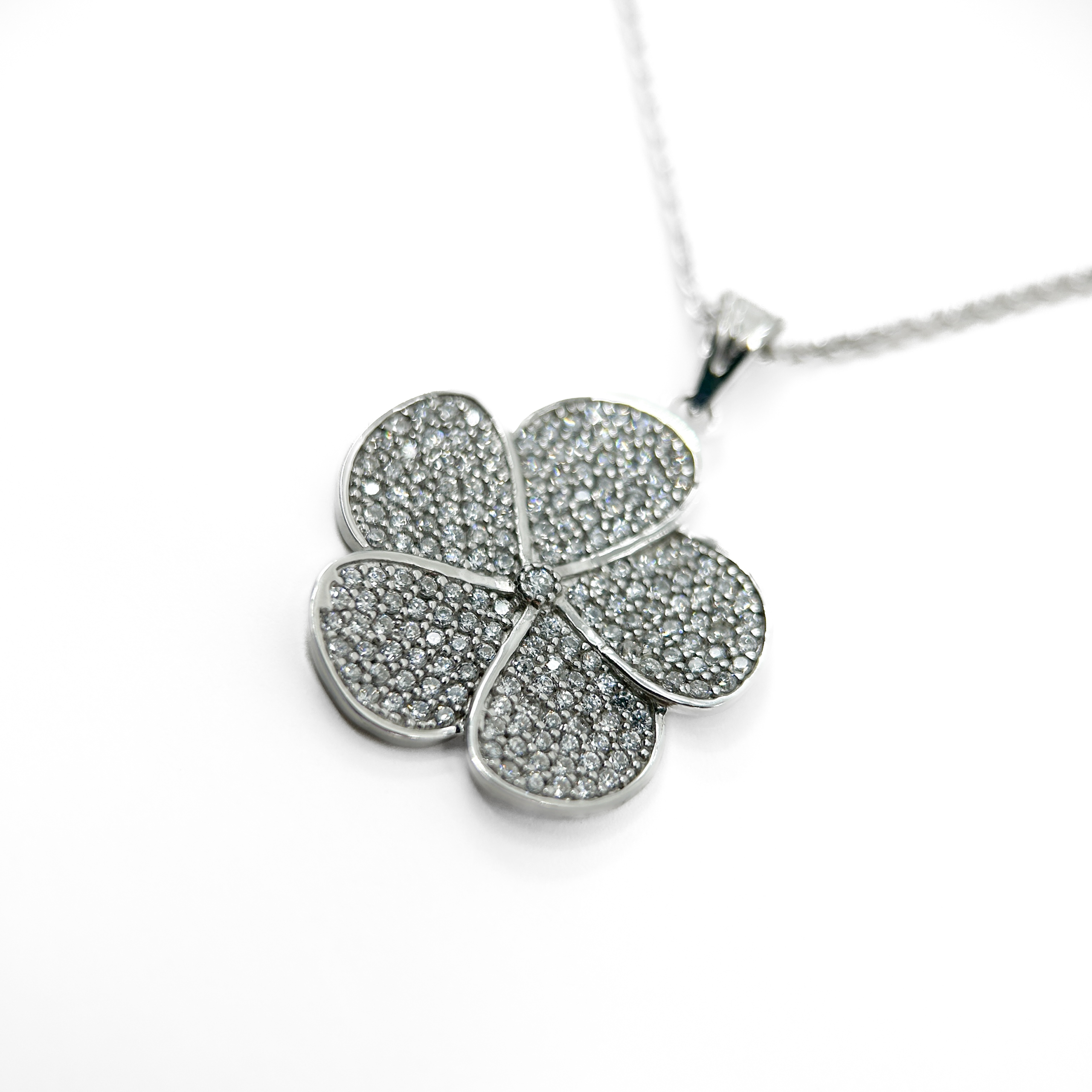 925-ayar-gumus-zirkon-tasli-cicek-kolye-agkly19190725-01 Zirkon Taşlı Çiçek Kolye - Görsel 1