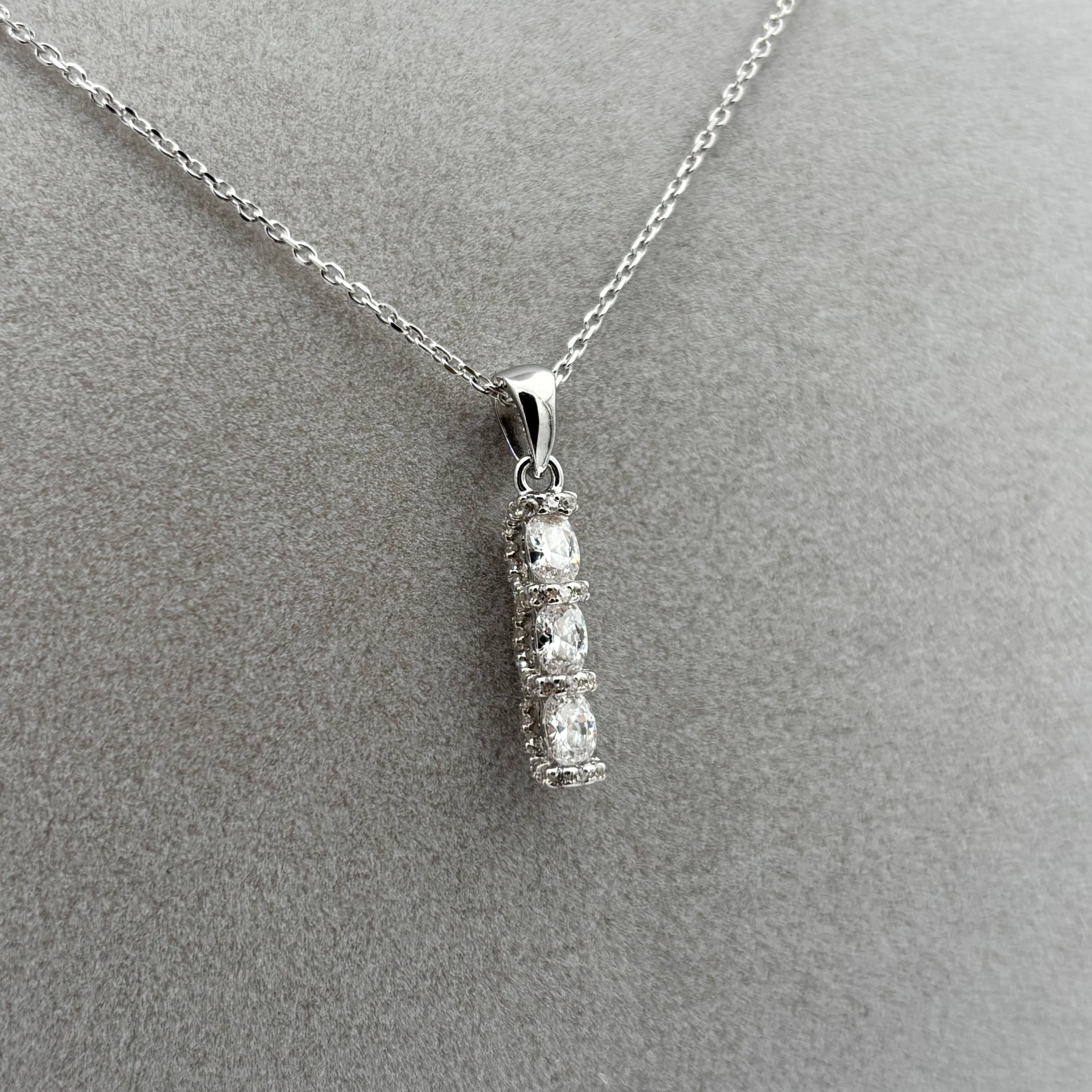 925-ayar-gumus-zirkon-sirali-uctas-kolye-agkly31190725-04 Zirkon Sıralı Üçtaş Kolye - Görsel 1