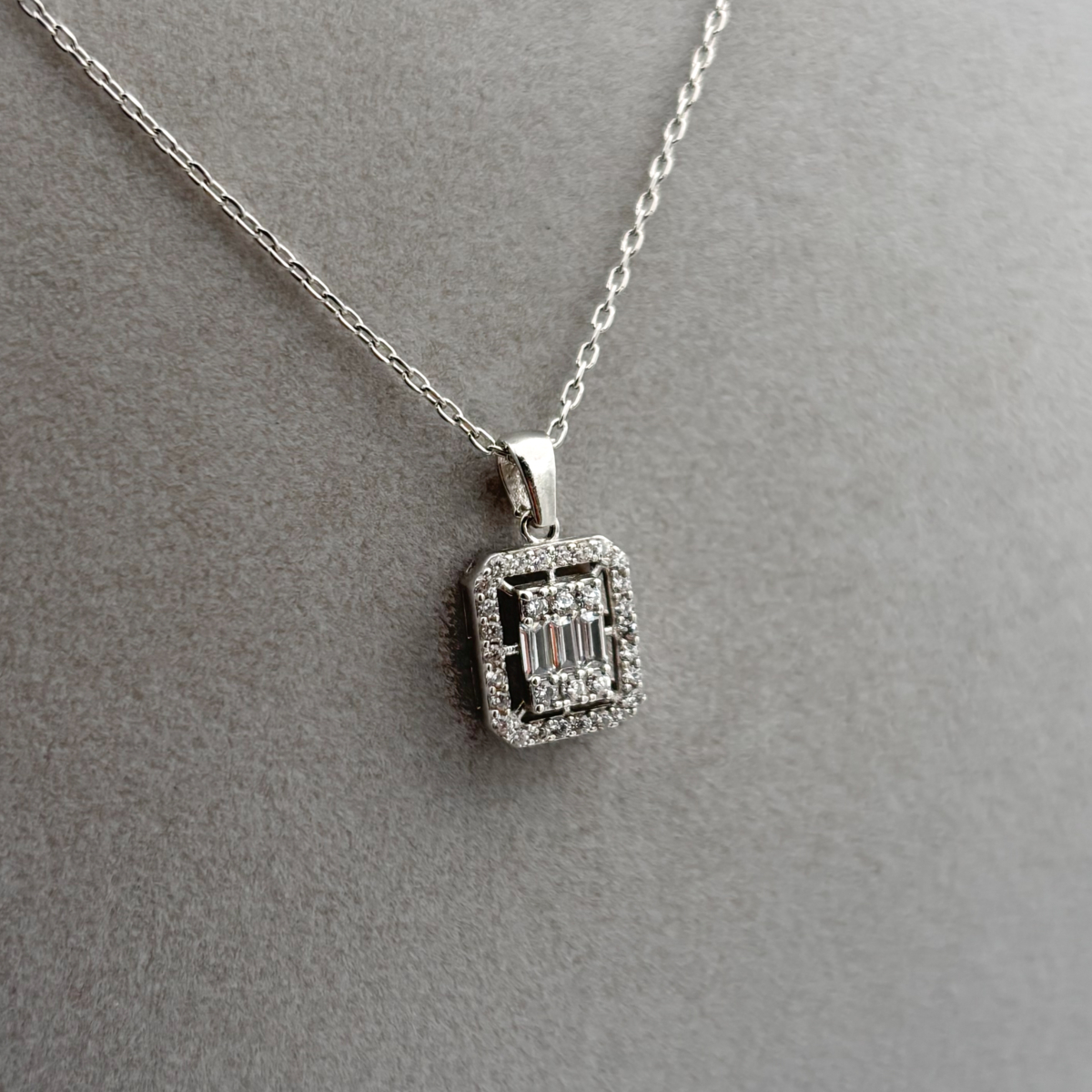 Zirkon Taşlı Baget Kesim Halo Kolye