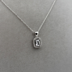 Zirkon Taşlı Baget Kesim Kare Halo Kolye