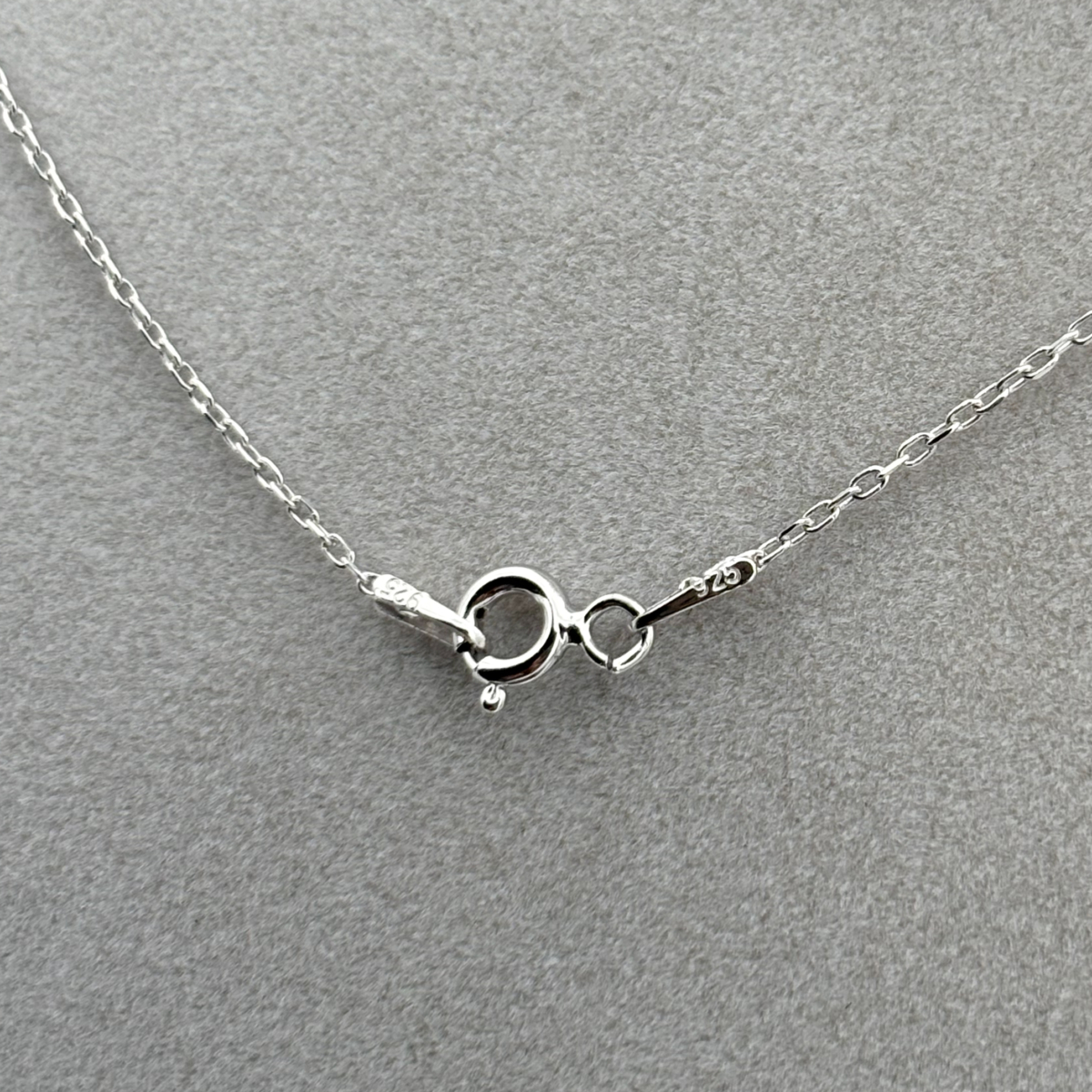 Zirkon Taşlı Baget Kesim Kare Halo Kolye - Görsel 4