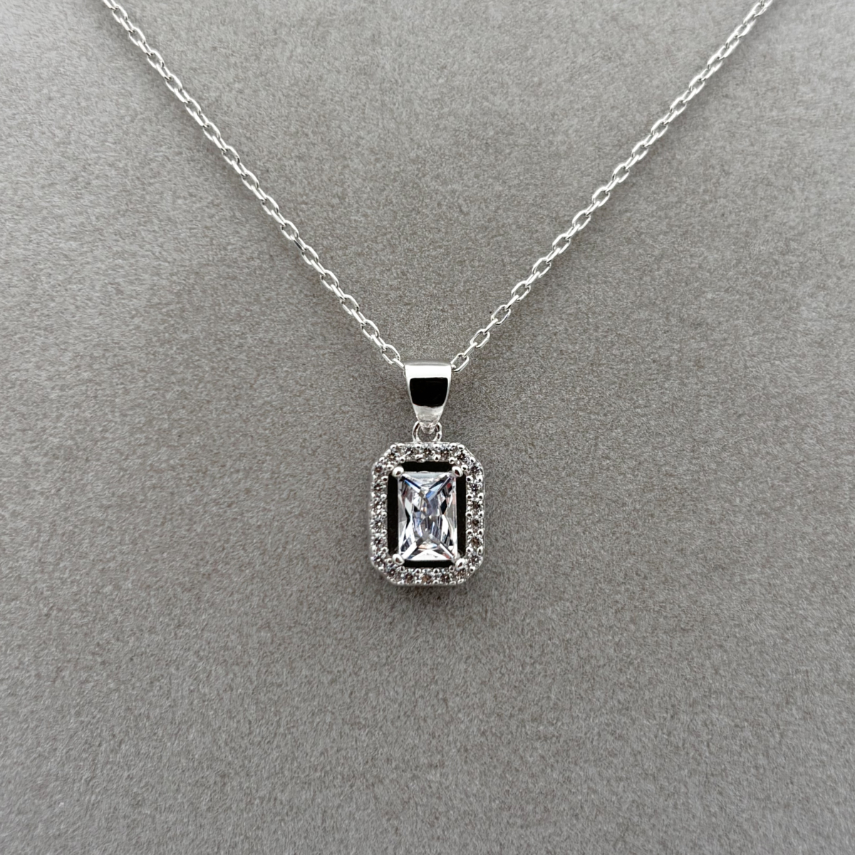 Zirkon Taşlı Baget Kesim Kare Halo Kolye - Görsel 2