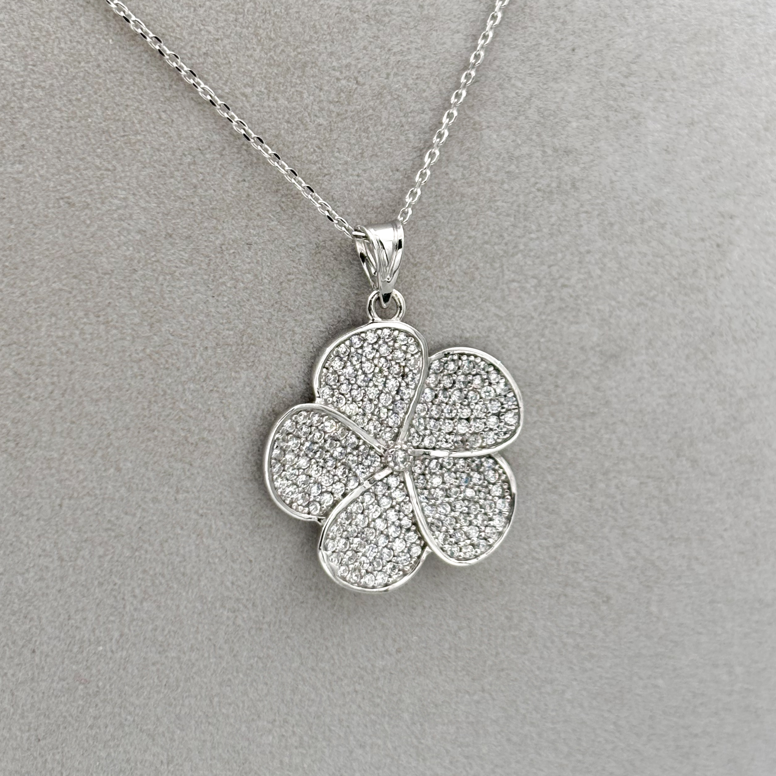 925-ayar-gumus-zirkon-tasli-cicek-kolye-agkly19190725-08 Zirkon Taşlı Çiçek Kolye - Görsel 1