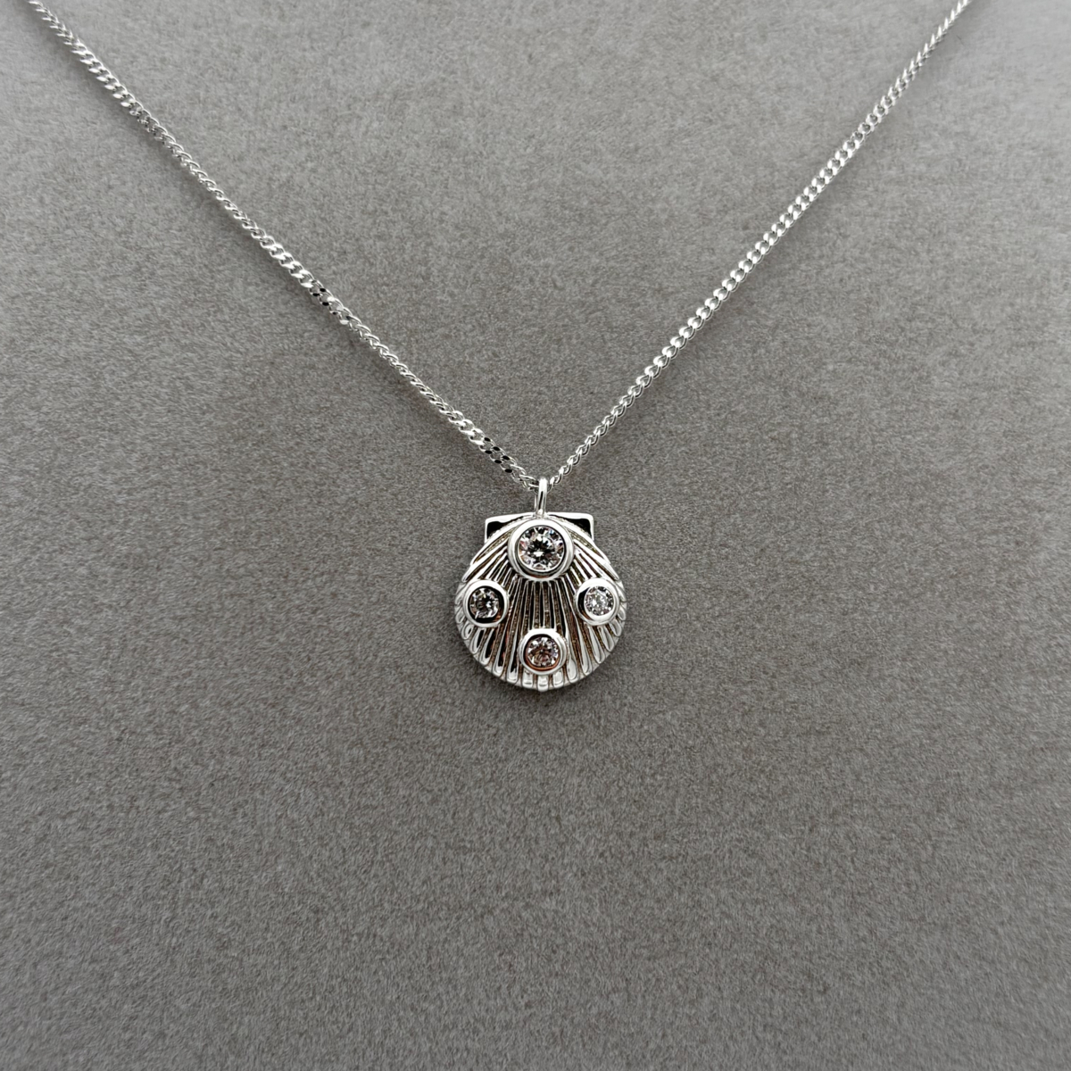 Zirkon Taşlı Çift Zincirli Deniz Kabuğu Kolye - Görsel 2