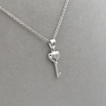 Zirkon Taşlı Minimalist Anahtar Kolye