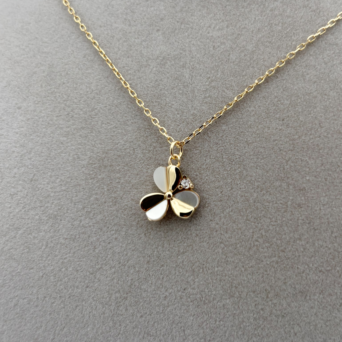 Zirkon Taşlı ve Sedefli Gold Renk Yonca Kolye