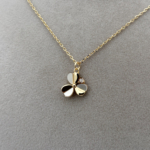 Zirkon Taşlı ve Sedefli Gold Renk Yonca Kolye