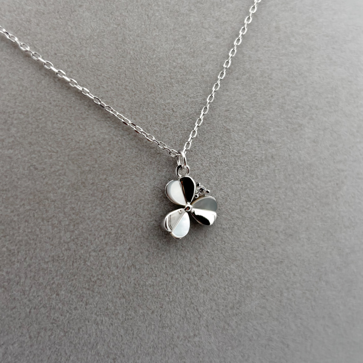 Zirkon Taşlı ve Sedefli Yonca Kolye