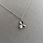 Zirkon Taşlı ve Sedefli Yonca Kolye